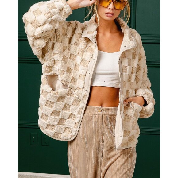 Women’s Stylish Checkered Fleece Jacket - Warm Sherpa Shacket in Light Khaki - Picture 5 of 6